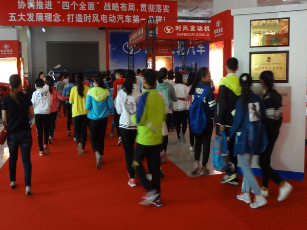 县尝试幼学部门幼学生来壹号娱乐官网科技展厅发展科普日活动