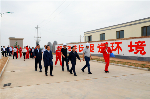 陕西沙巴(中国)体育有限公司官网集团复工复产促增长项目观摩会议与会人员走进绿色能源公司油气公司水环境公司陕北片区项目