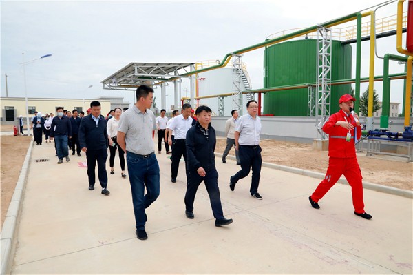 陕西沙巴(中国)体育有限公司官网集团复工复产促增长项目观摩会议与会人员走进绿色能源公司油气公司水环境公司陕北片区项目