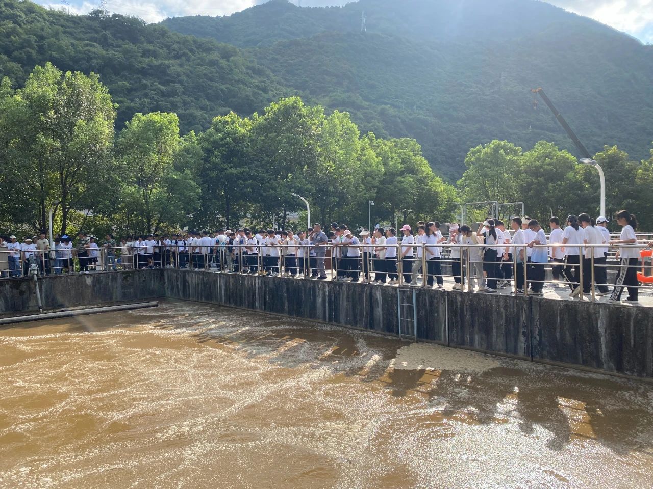 水环境公司镇安污水处置厂与镇安县第二中学进行沙巴(中国)体育有限公司官网设施公家盛开日活动暨“绿色文化教育基地”授牌典礼